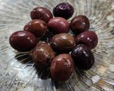 Foto del paso 1 de la receta: 🫒 🧄Aceitunas rellenas con morrón fresco, en conserva de hierbas, especias y ajo🧄🫒