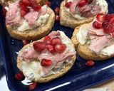 Foto del paso 3 de la receta: Canapé riquísimo en 5 minutos | Canapé de queso gorgonzola y perdiz en escabeche con granada