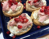 Foto del paso 3 de la receta: Canapé riquísimo en 5 minutos | Canapé de queso gorgonzola y perdiz en escabeche con granada
