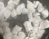 Foto del paso 2 de la receta: Pollo con salsa de espinacas y tomatitos cherry