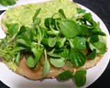 A picture of step 5 of Avocado, smoked salmon and pickle sandwich.