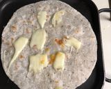 Foto del paso 1 de la receta: Cena saludable en 15 minutos: montadito de pollo guisado con queso asado ✨