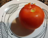 Foto del paso 1 de la receta: Carpaccio de tomate, aguacate y rulo de queso