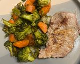Foto del paso 6 de la receta: Brócoli, Puerro y Zanahoria Rehogadas con Cerdo a la Plancha