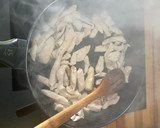 Foto del paso 2 de la receta: Ensalada templada de berros y brotes tiernos con pollo a la plancha