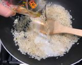 Foto del passaggio 4 della ricetta Risotto con Champignon e speck🍄‍🟫🥓🍛