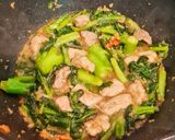 รูปขั้นตอนการทำที่ 3 ของ 🥬🐷..คะน้าผัดน้ำมันหอยใส่หมู