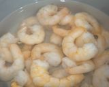 Hình bước làm 1 của món Cơm nhà với sashimi cá hồi ngâm tương, mực chiên, salad tôm, canh rong biển thịt băm