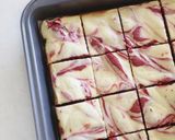 Foto langkah ke 9 dari resep Red Velvet Marble Cheesecake.