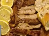 Manto de pecho de cerdo macerado y cocido a la plancheta con vino blanco
