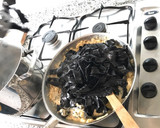 Foto del paso 3 de la receta: Nido festonatto al nero di sepia con salsa de gambas y caviar