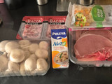 Chuletas de cerdo con salsa de champiñones y crujiente de bacon