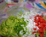 Foto del paso 3 de la receta: Guacamole Tradicional Mexa