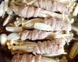 Foto langkah ke 2 dari resep Beef Enoki Roll.