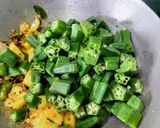 A picture of step 4 of Okra Potato Masala Fry.