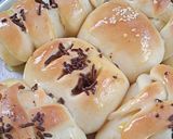 Foto langkah ke 6 dari resep Roti Manis isi pisang coklat.