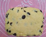Gambar langkah 4 resipi Raisins scones.