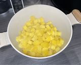 Tepsis szaftos csirkemell krumplipürével recept fázis 4 fotója