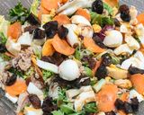Foto del paso 2 de la receta: Ensalada caprichosa con atún y frutas secas