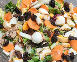 Foto del paso 2 de la receta: Ensalada caprichosa con atún y frutas secas