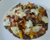 Foto del paso 5 de la receta: Torticas de coliflor a la pizza🍕de champiñones🍄, jamón🥓, queso🧀 y pimientos🍕🌶️