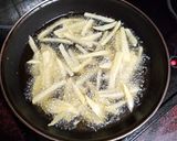 Foto del paso 5 de la receta: Barritas crujientes de gallo con papas fritas y salsa rosa
