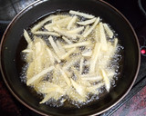 Foto del paso 5 de la receta: Barritas crujientes de gallo con papas fritas y salsa rosa