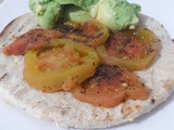 Desayuno Arepa con tomate y aguacate