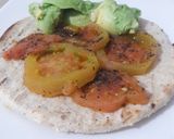 Foto del paso 5 de la receta: Desayuno Arepa con tomate y aguacate