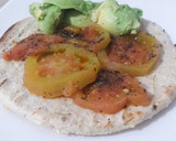 Foto del paso 5 de la receta: Desayuno Arepa con tomate y aguacate