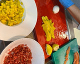 Foto del paso 1 de la receta: Tartar de salmón y Granada (o mango) sobre hoja de lombarda