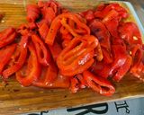 Une image de l'étape 2 de Lentilles brunes aux poivrons rouges et lard fumé.