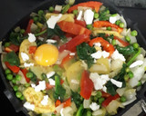 Foto del paso 6 de la receta: Cazuela de huevo, patatas, guisantes y verduras