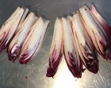 Une image de l'étape 1 de Radicchios au four à la crème de curry et parmesan.