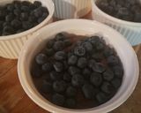 Zapiekany budyń czekoladowy z morelami i borówkami pod kruszonką krok przepisu 4 zdjęcie