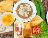 Hình bước làm 1 của món Bánh mỳ pate kẹp trứng, rau xà lách, mùi, cà chua, dưa chuột