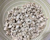 Hình bước làm 1 của món Hến Xào Cuốn Bánh Tráng