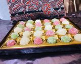 A picture of step 7 of Colourful coconut balls.