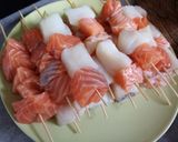 Foto del passaggio 5 della ricetta Spiedini di pesce