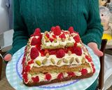 A picture of step 5 of Pistachio and raspberry sponge cake.