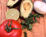 Foto del paso 2 de la receta: Canapés de guacamole, ventresca ahumada, perlas de aceite y salsa kimchi