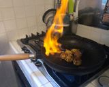 Foto del passaggio 3 della ricetta Polpette di panettone grigliate su gelato di vaniglia