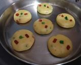 A picture of step 5 of Tutti-frutti custard cookies.