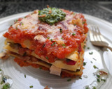 Foto del paso 9 de la receta: Lasaña de pollo y verduras con salsa de tomate
