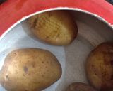 A picture of step 2 of Aloo paratha.