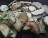 Foto del paso 2 de la receta: Calabacines salteados con salsa agridulce y arroz!!! 🥒🌶🍱🥗🍚