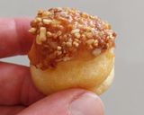 Foto del paso 9 de la receta: Miniprofiteroles rellenos de crema de limón con cobertura de toffee y crocanti