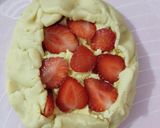 Foto langkah ke 4 dari resep Mini Strawberry Frangipane.