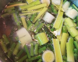 Foto del paso 3 de la receta: Salmón fresco en cama de crema de espárragos verdes