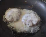 Foto del paso 7 de la receta: Hambur-arepa con aguacate🥙 cebolla caramelizada y mayomostaza ahumada🫓🍔